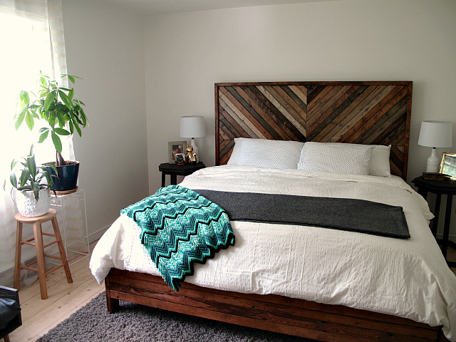 West Elm Inspired "Alexa" Bed: http://sharktails.ca/2016/06/06/west-elm-inspired-alexa-bed/