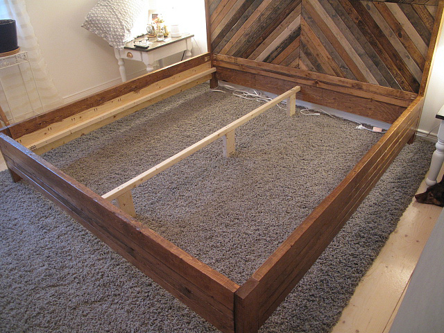 West Elm Inspired "Alexa" Bed: http://sharktails.ca/2016/06/06/west-elm-inspired-alexa-bed/