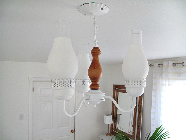 Retro Chandelier Makeover: http://sharktails.ca/2016/04/30/retro-chandelier-makeover/