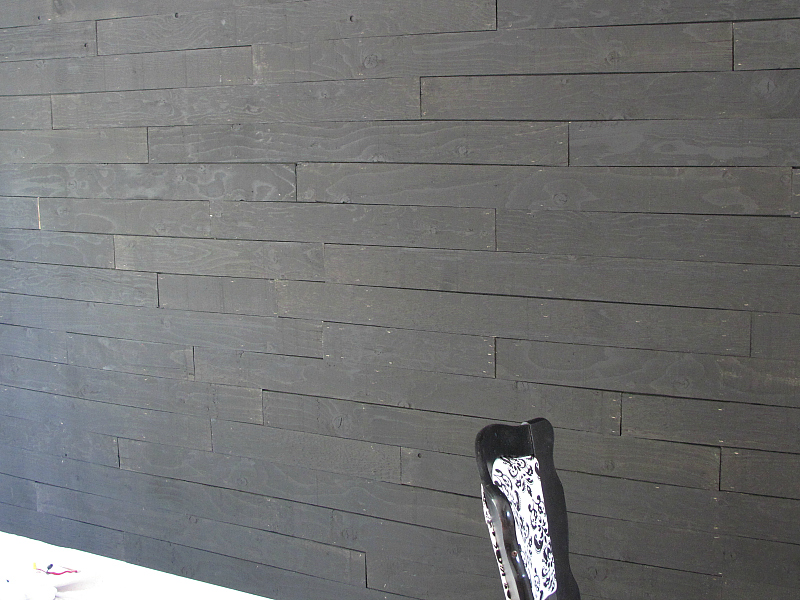 Black Plywood Ship-Lap Wall: http://sharktails.ca/2016/08/22/black-plywood-accent-wall/ ‎